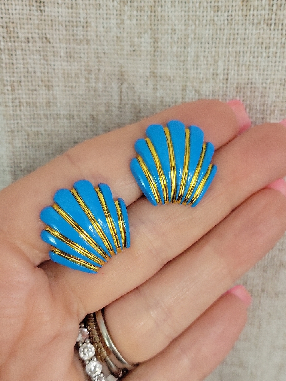 Retro Clamshell MCM Blue & Gold Shell Earrings - Picture 4 of 6